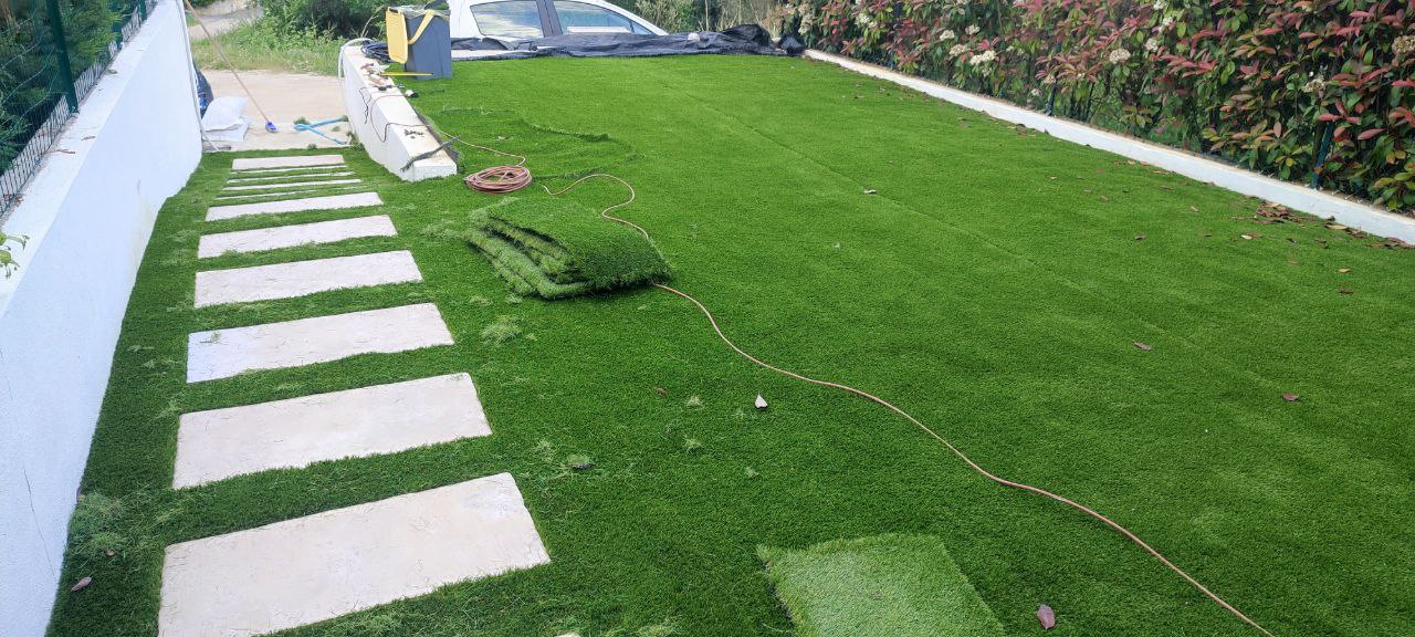 Prato sintetico per giardino residenziale con vialetto