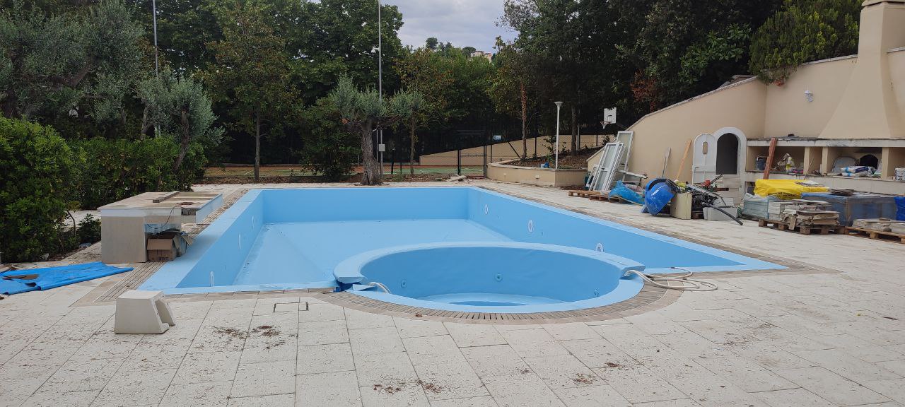 Piscina personalizzata con area idromassaggio integrata